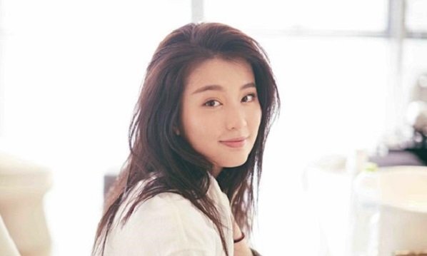 Mỹ nhân 9X giàu có nhất showbiz Trung Quốc được cho là bạn gái Dương Dương sống xa xỉ ra sao?