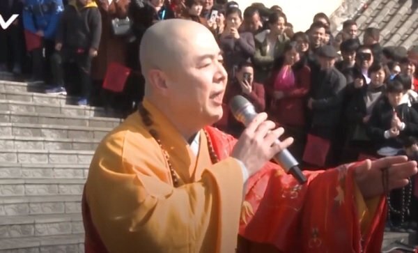 Xót xa cảnh 'Đường Tăng' đẹp nhất Trung Quốc mặc áo cà sa đi hát rong