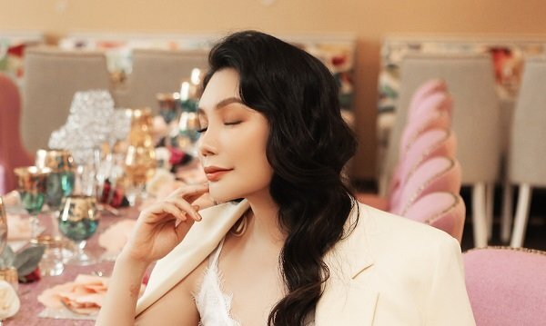 Hồ Quỳnh Hương khoe phong cách thời trang sang trọng, thanh lịch ở tuổi 38