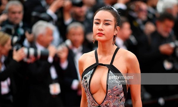 Mặc hở bạo, diễn trò lố - nghệ sĩ Trung Quốc đang biến Cannes thành cái chợ