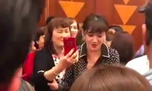 Hari Won bị chê chảnh, giả tạo khi từ chối chụp ảnh với fan ở Mỹ