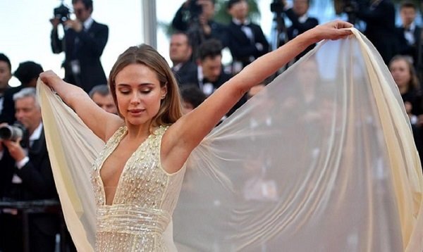 Người đẹp tung váy tạo dáng để gây chú ý trên thảm đỏ Cannes