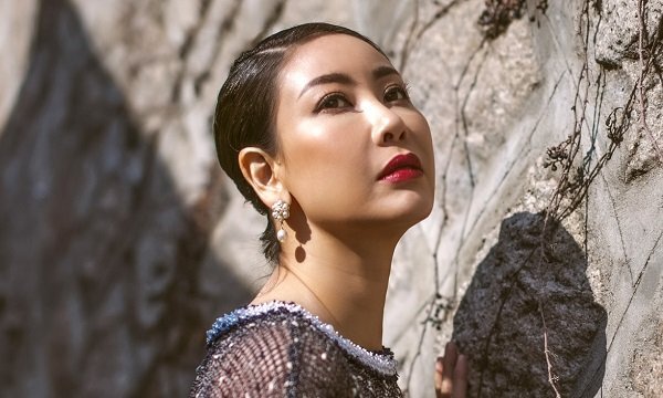 Hoa hậu Hà Kiều Anh diện áo dài, thả dáng giữa phố cổ Hàn Quốc