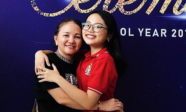 Vẫn học tốt dù chạy show liên tục, Phương Mỹ Chi bật khóc khi nhận phần thưởng