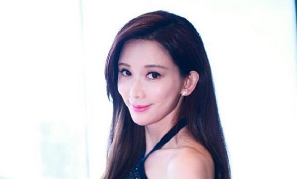 'Biểu tượng nhan sắc Đài Loan' Lâm Chí Linh trẻ đẹp, gợi cảm ở tuổi 45