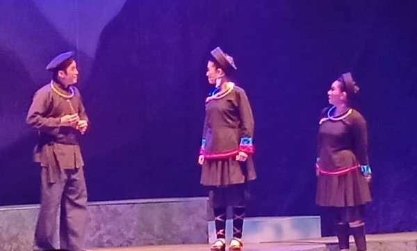 Đông đảo khán giả đến thưởng thức đêm công diễn thứ 2 của vở cải lương 'Chuyện tình Khau Vai'