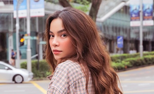 Diện trang phục đơn giản, Hồ Ngọc Hà khoe thần thái rạng rỡ ở Singapore