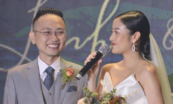 MC Phí Linh diện váy trắng, xinh đẹp rạng rỡ trong lễ cưới