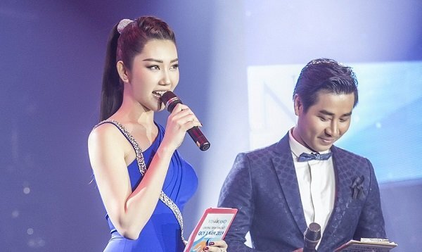 Thúy Ngân ‘Gạo nếp gạo tẻ’ khoe vai trần gợi cảm, gây ấn tượng khi làm MC
