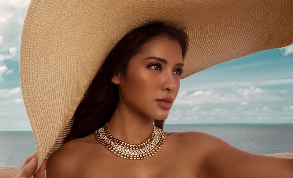 Phương Trinh Jolie mạo hiểm tạo dáng yoga trên mỏm đá