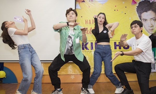 Đông Nhi hát lại hit cũ, Lan Ngọc đọc rap mừng sinh nhật Ngô Kiến Huy