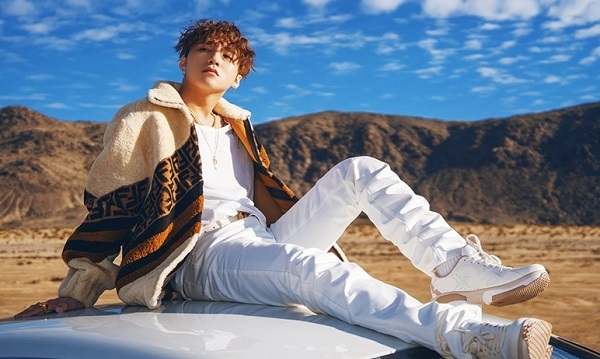 Học Sơn Tùng M-TP phối đồ với giày sneaker cực chất trong MV ‘Hãy trao cho anh’