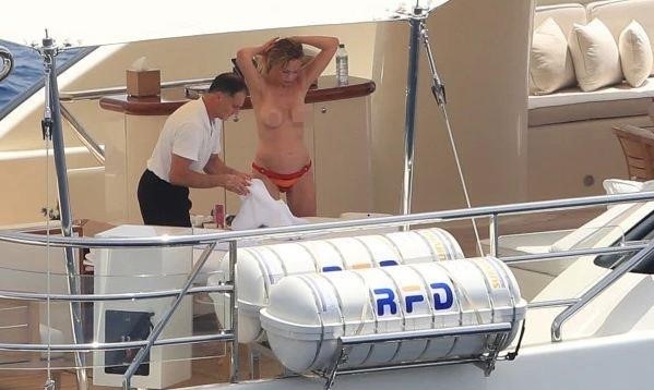 Diễn viên phim ‘Lolita’ khỏa thân trên du thuyền sang trọng