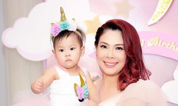 Con gái Thanh Thảo cực đáng yêu trong tiệc thôi nôi tại Việt Nam