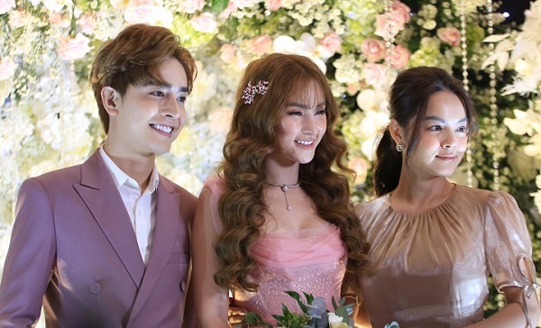 Đông đảo sao Việt đội mưa dự đám cưới Thu Thủy và chồng kém tuổi