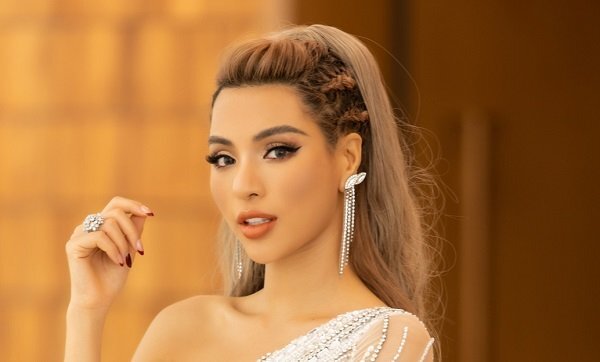 Siêu mẫu Khả Trang diện váy xẻ cao táo bạo, tự tin đọ sắc bên Trương Ngọc Ánh