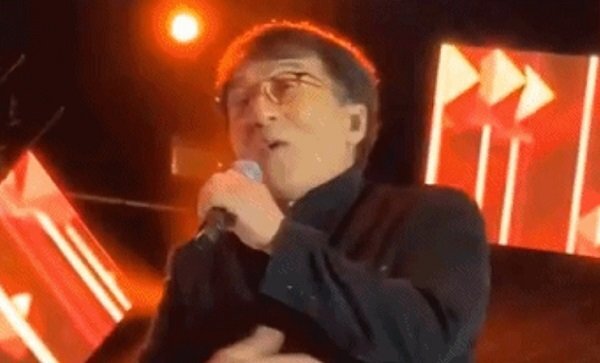 Thành Long giật mình khi bị trúng đòn ngay trên sân khấu