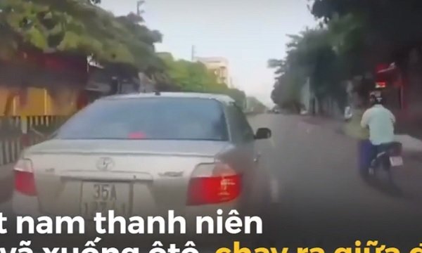 Ô tô suýt bị tông vì tài xế dừng xe giữa đường nhặt tiền
