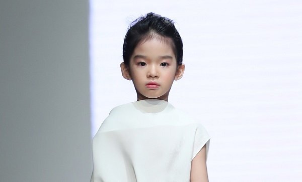 Không có mẹ bên cạnh, con gái Xuân Lan vẫn tự tin trình diễn mở màn cho NTK Đỗ Mạnh Cường