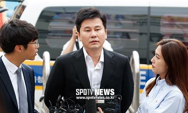 Cựu chủ tịch YG Entertainment đến trình diện cảnh sát sau loạt cáo buộc đánh bạc, môi giới mại dâm