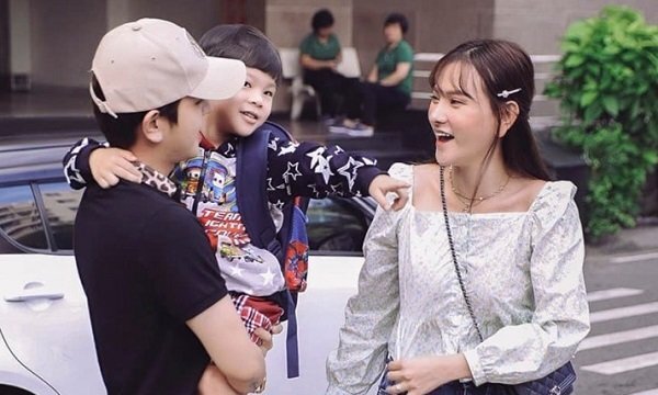 Sau ồn ào, chồng trẻ vui vẻ cùng Thu Thủy đưa con trai dự lễ khai giảng