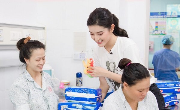 Á hậu Huyền My giản dị đi từ thiện sau scandal ‘trên trời rơi xuống’