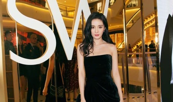 Giữa hàng loạt ồn ào, Dương Mịch vẫn rạng rỡ, tự tin khoe dáng quyến rũ