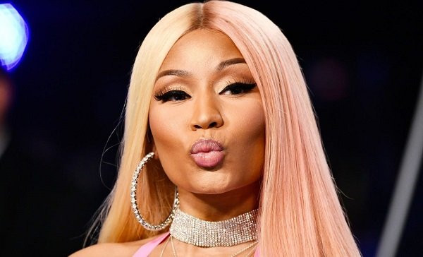 Nicki Minaj bị bắt giữa sân bay