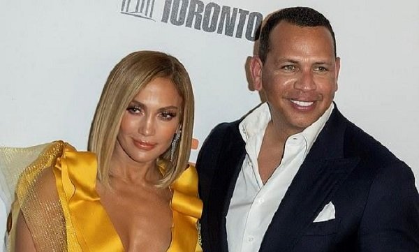Jennifer Lopez bị phản đối trên thảm đỏ vì quá khứ mặc áo lông thú