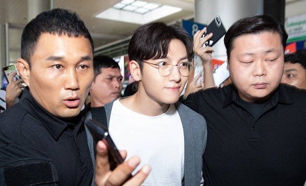 Ji Chang Wook giản dị tại sân bay, lọt thỏm giữa vòng vây fan Việt