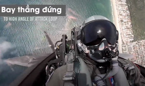 Tiêm kích tàng hình F-22 trổ tài nhào lộn đáng kinh ngạc