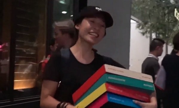 Nhóm phát pizza cho người Việt xếp hàng mua iPhone bị xua đuổi