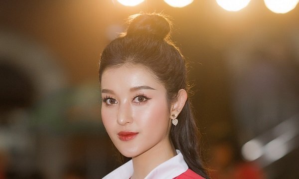 Không chỉ tháp tùng, Á hậu Huyền My còn làm MC hỗ trợ cho bố