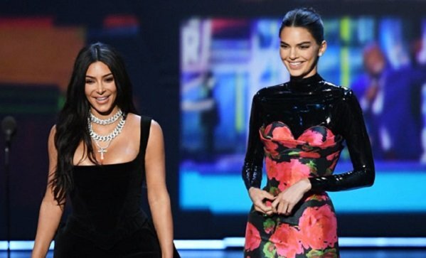 Chị em Kim 'siêu vòng 3' trở thành trò cười cho khách mời ở 'Emmy Awards 2019'
