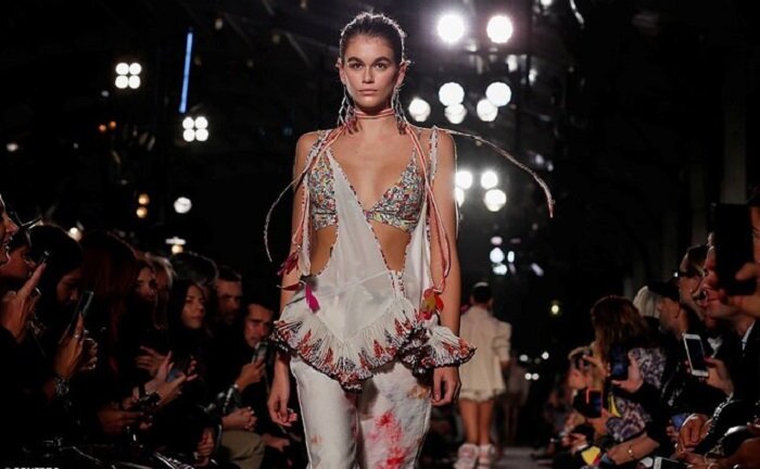 Con gái 10X của siêu mẫu Cindy Crawford diện áo tắm trên sàn diễn