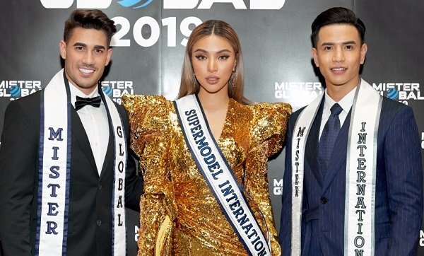 Siêu mẫu Khả Trang diện váy xẻ táo bạo khi chấm thi nam vương