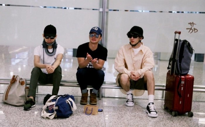 Sao võ thuật Ngô Kinh cùng hai bạn diễn làm ăn xin tại sân bay