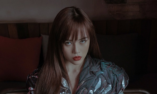 Thiều Bảo Trâm khoe dáng táo bạo khi diện vest không nội y