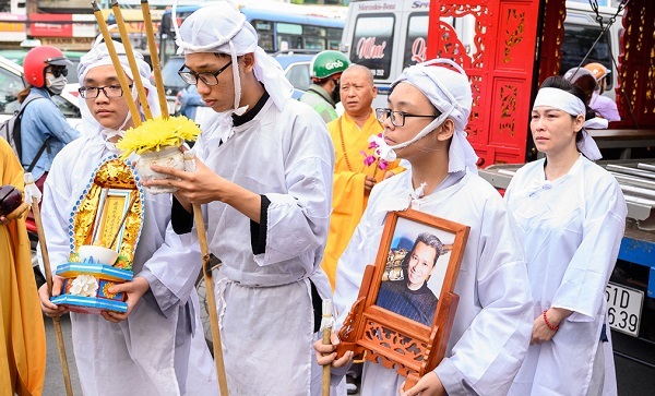 Vợ con khóc nghẹn bên di ảnh nghệ sĩ Xuân Hiếu trong lễ đưa tang