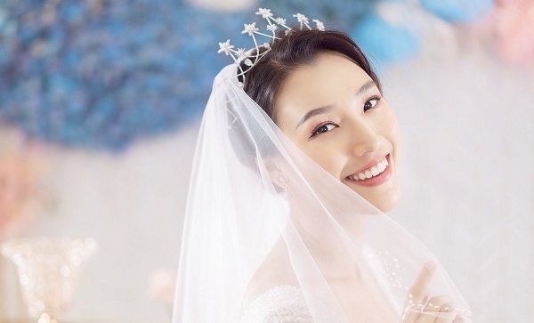 Á hậu Hoàng Oanh diện váy cưới, tiết lộ đám cưới trong mơ