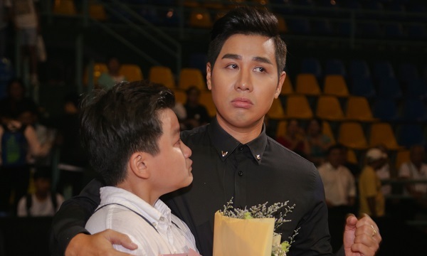 Chấn Quốc: 'Con thông cảm cho chú Nguyên Khang khi đọc sai kết quả'