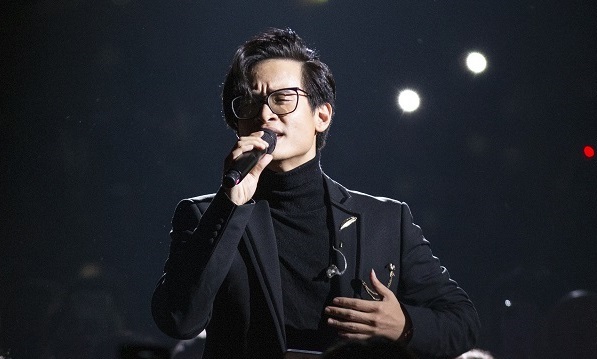 Hà Anh Tuấn nghẹn ngào hát 'Nước ngoài', kể chuyện người con xa quê