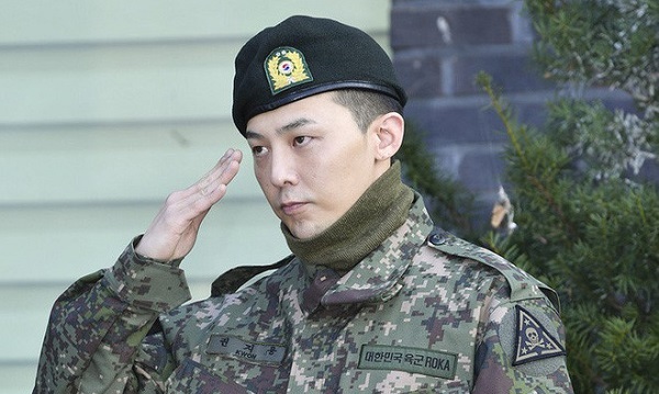 G-Dragon bị chỉ trích vì chào sai tư thế chuẩn của quân đội