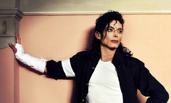 Người hâm mộ chi 30.000 USD để phẫu thuật thành Michael Jackson