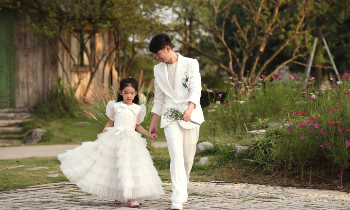 Con gái Xuân Lan tự tin làm vedette trình diễn thời trang