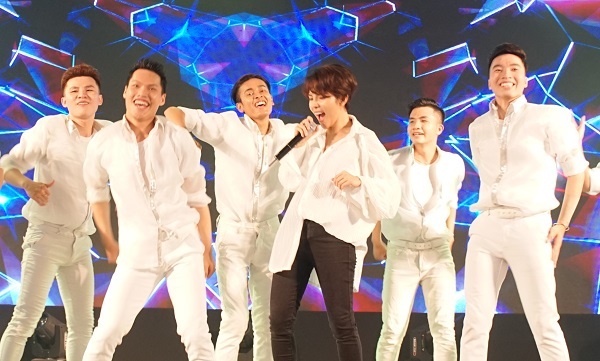 Vũ Cát Tường trình diễn sôi động, nhiệt tình xuống sân khấu giao lưu với khán giả