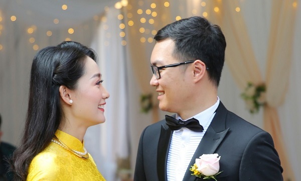 Biên tập viên VTV Thu Hà diện áo dài trong lễ rước dâu