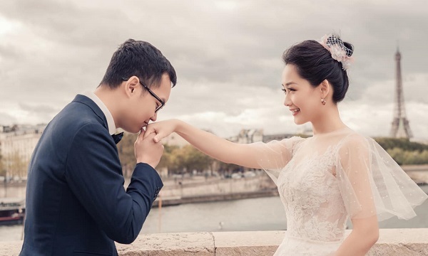 BTV 'Bản tin Thời sự 19h' và chồng chụp ảnh cưới lãng mạn tại Pháp