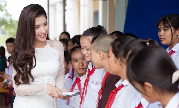 Hoa hậu Dương Yến Nhung thăm trường cũ, trao học bổng cho học sinh nghèo
