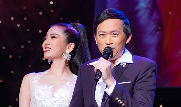 Quen mặc áo bà ba, Hoài Linh thiếu tự tin khi mặc vest diễn trong liveshow Lệ Quyên